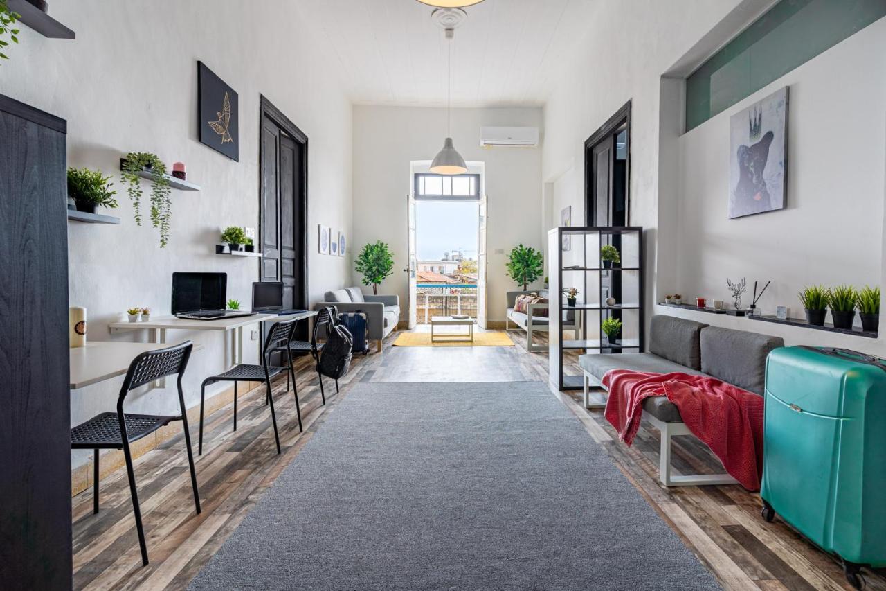 Bee Hostel Лимасол Екстериор снимка