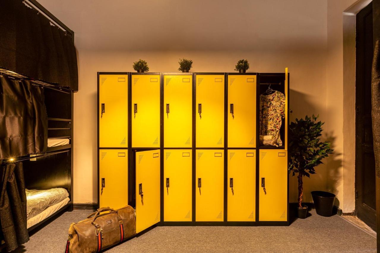 Bee Hostel Лимасол Екстериор снимка