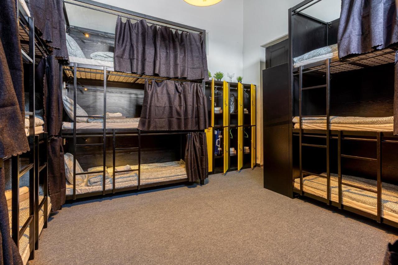 Bee Hostel Лимасол Екстериор снимка