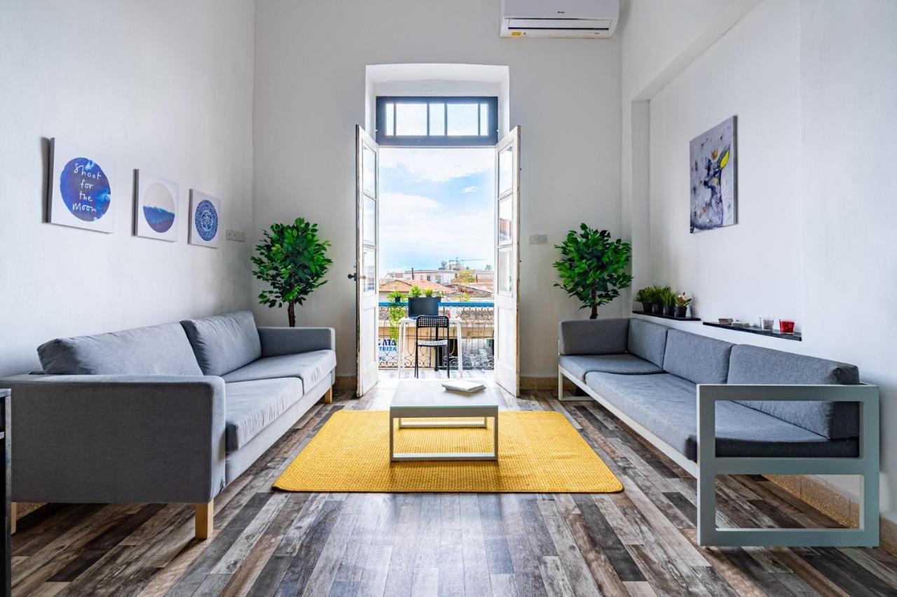 Bee Hostel Лимасол Екстериор снимка