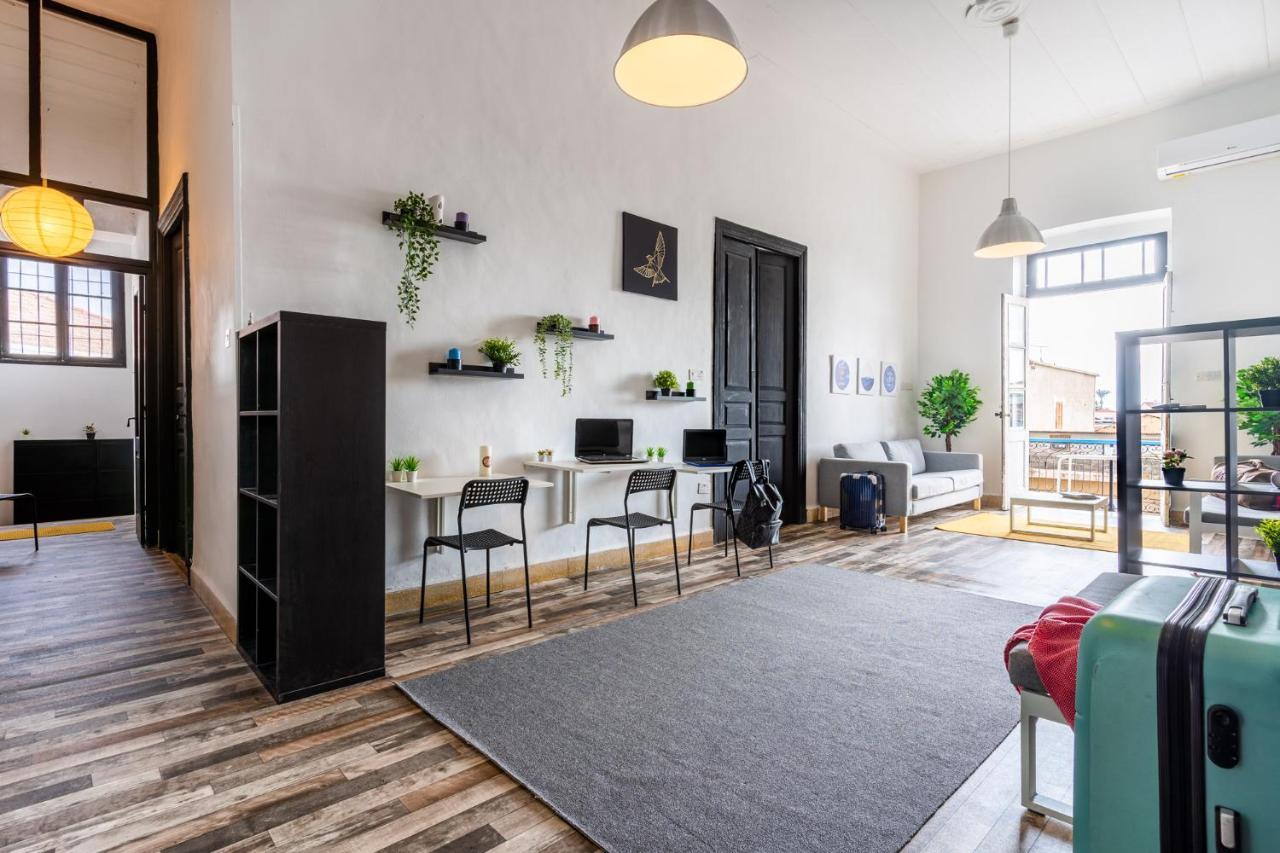 Bee Hostel Лимасол Екстериор снимка