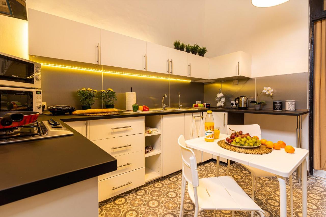 Bee Hostel Лимасол Екстериор снимка
