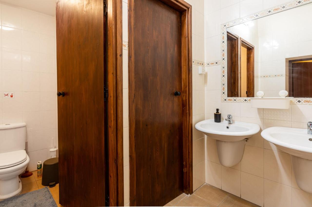 Bee Hostel Лимасол Екстериор снимка
